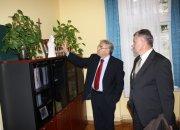 Gradonačelnik Haramija pokazao je županu Aladroviću kipić poznatoga lipicanca