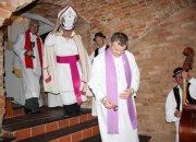 Dolazak vinskoga kardinala i njegovih ministranata u Županijski podrum