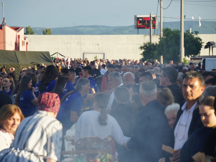 Čuvajmo običaje zavičaja: Velika ugostila brojne posjetitelje uz Najduži stol u Hrvata i smotru folklora