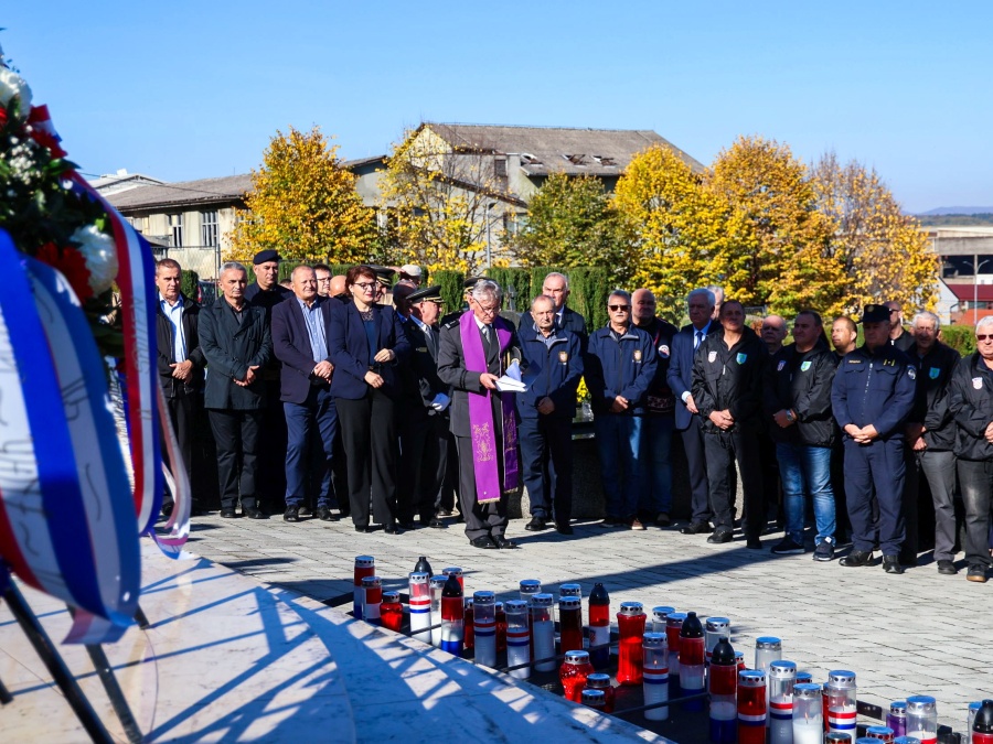 Povodom blagdana Svih svetih i Dušnog dana odana počast svim stradalim hrvatskim braniteljima i civilnim žrtvama Domovinskog rata