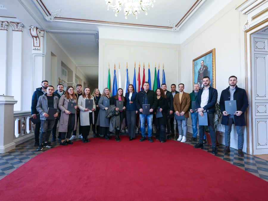 Mladim obiteljima s područja Požeško-slavonske županije uručeni ugovori za rješavanje stambenog pitanja