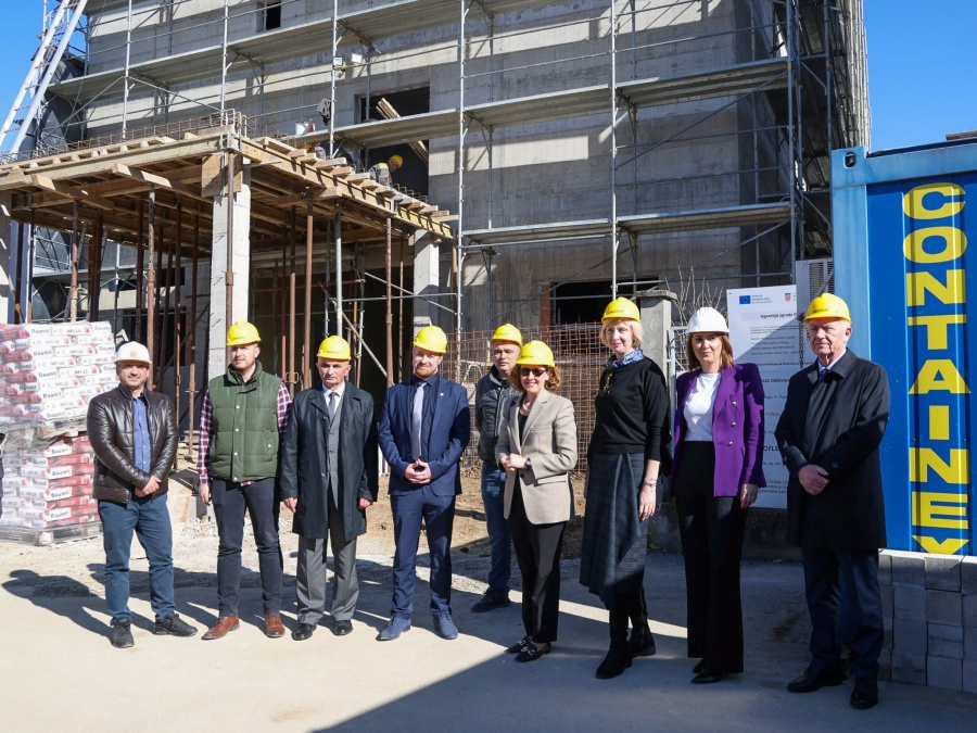 Ministrica Obuljen Koržinek obišla gradilište zgrade Državnog arhiva u Požegi