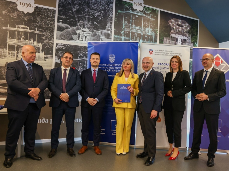 Ministar Ružić u Lipiku uručio 35 ugovora vrijednih 9,5 milijuna eura za razvoj socijalnih usluga