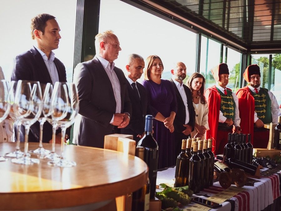 Uskoro započinju Zlatne žice Slavonije, festival najavljen punjenjem festivalskog vina