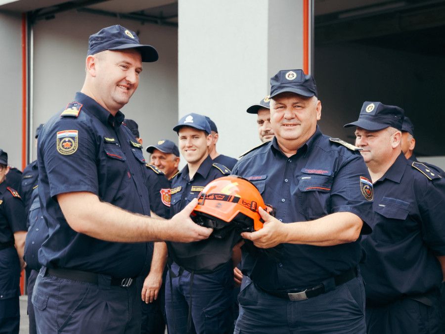 Požeško-slavonskim vatrogascima uručeno 715 kompleta osobne zaštitne opreme 
