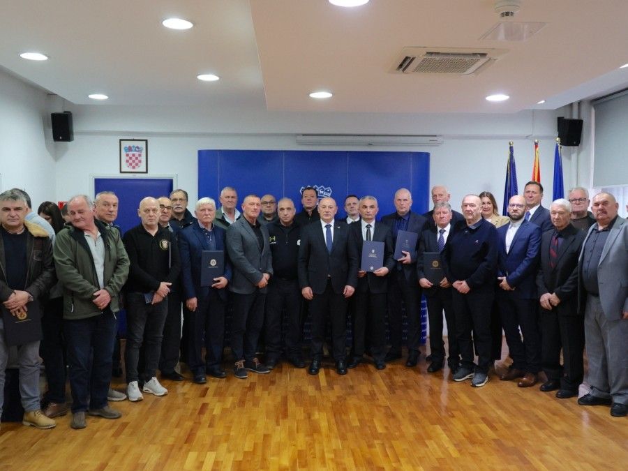 Ministar Medved uručio braniteljske zahvalnice postrojbama zaslužnim za oslobađanje Lipika